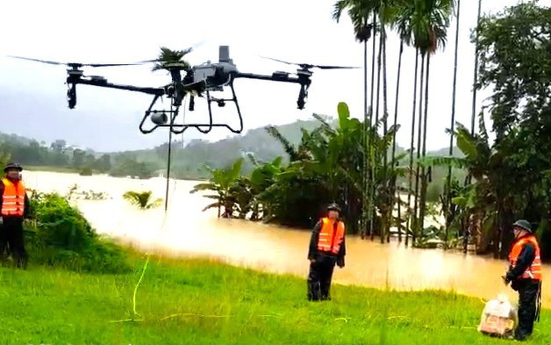 Quân khu 5 sử dụng thiết bị chuyên dụng máy bay không người lái cứu trợ vùng cô lập Trà My