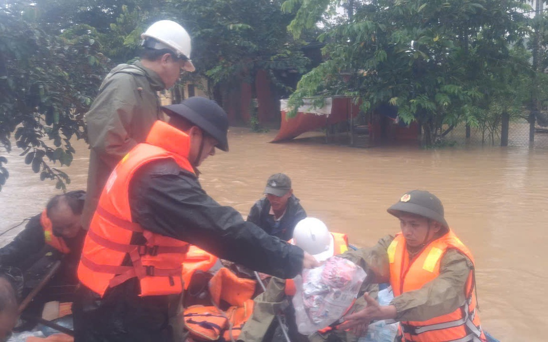 Bộ đội Hải quân tiếp tế lương thực cho người dân bị cô lập do mưa lũ ở Đà Nẵng