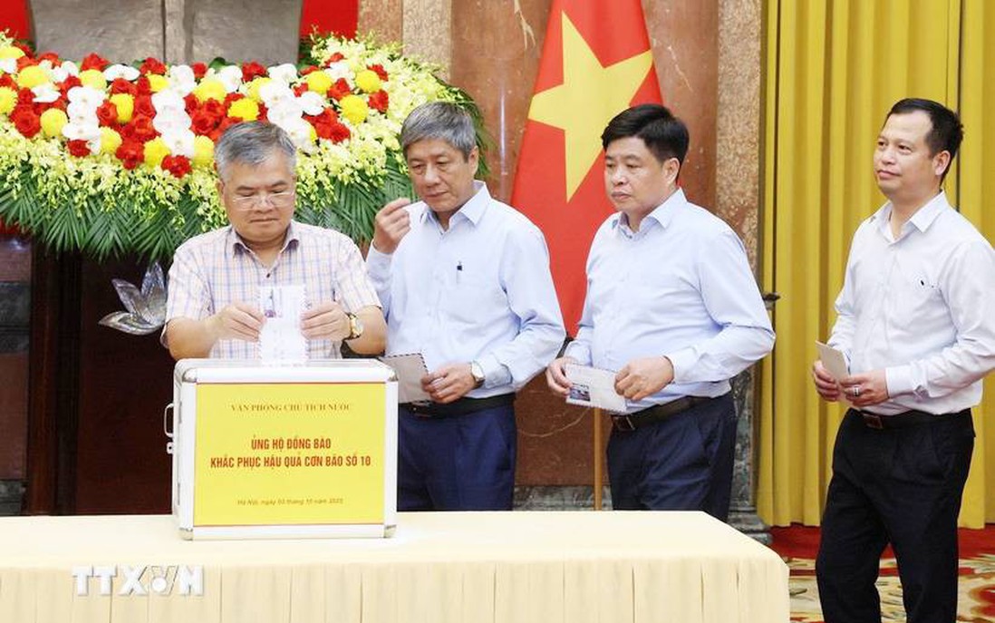 Văn phòng Chủ tịch nước quyên góp, ủng hộ đồng bào khắc phục hậu quả bão số 10