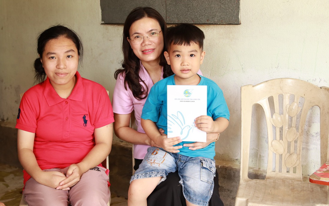 Hội LHPN tỉnh Hưng Yên thăm hỏi, tặng quà gia đình hội viên bị ảnh hưởng bởi bão số 10