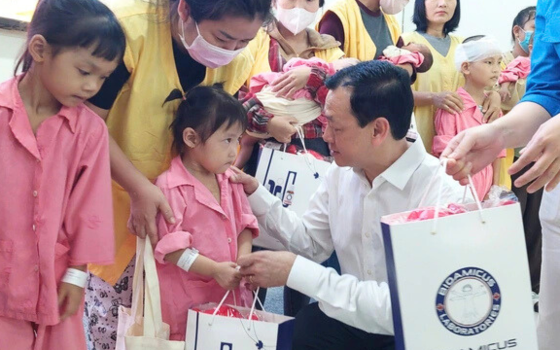 Bộ Y tế thăm, tặng quà Trung thu cho bệnh nhi tại TPHCM và Hà Nội