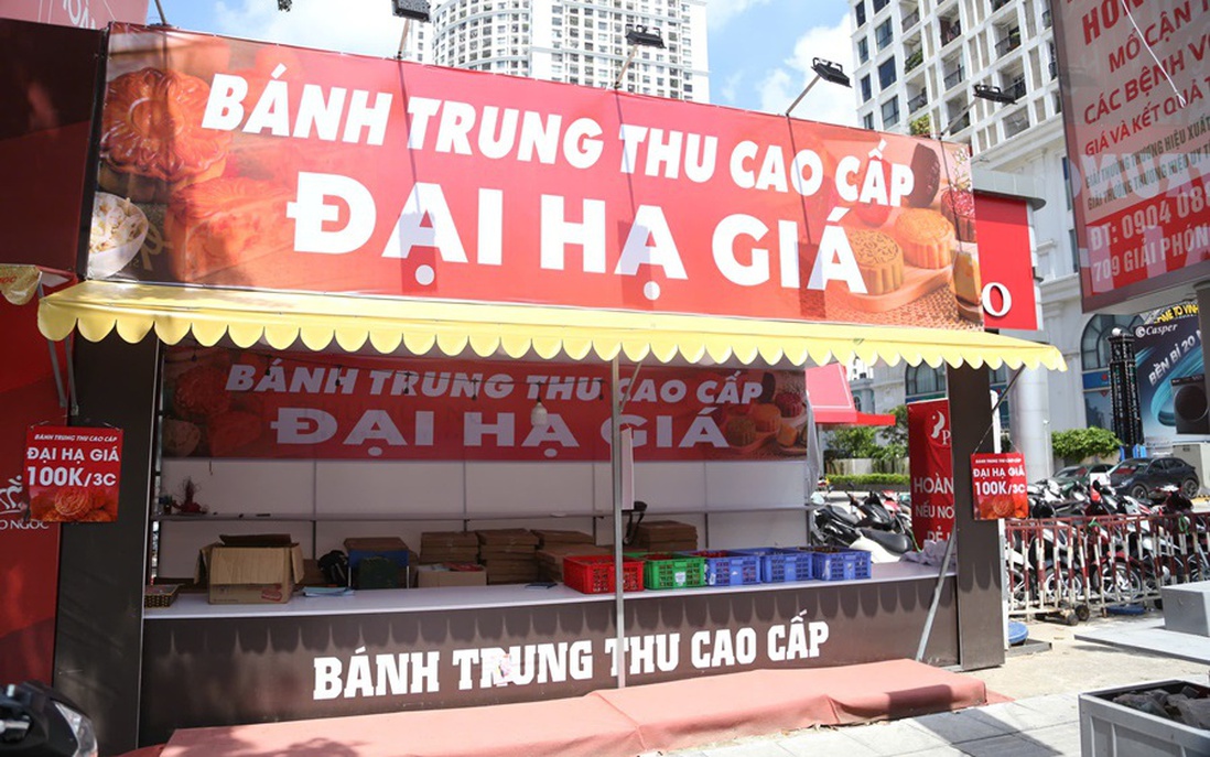 Quầy bánh Hà Nội treo biển "giá sốc" 100.000 đồng/3 chiếc sát rằm Trung thu