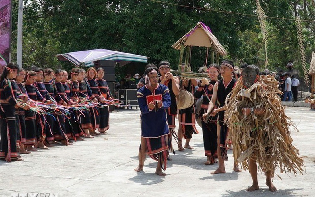 Phát triển du lịch văn hóa: Tận dụng lợi thế, nâng cao đời sống đồng bào dân tộc