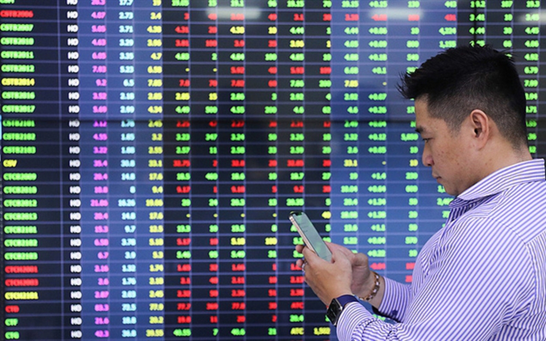 Thị trường đỏ lửa, VIC “rơi tự do”, nhóm năng lượng bất ngờ ngược dòng