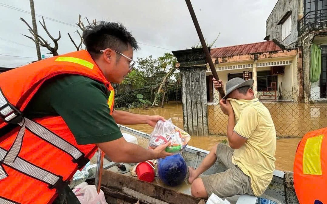 Bộ đội biên phòng Đà Nẵng huy động lực lượng giúp dân khắc phục hậu quả mưa lũ