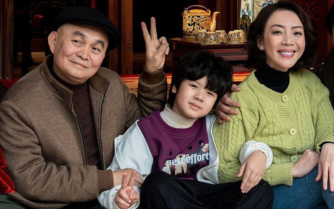 Giao lưu với nghệ sĩ Xuân Hinh và dàn diễn viên phim "Mưa đỏ" tại Hội chợ Mùa Thu