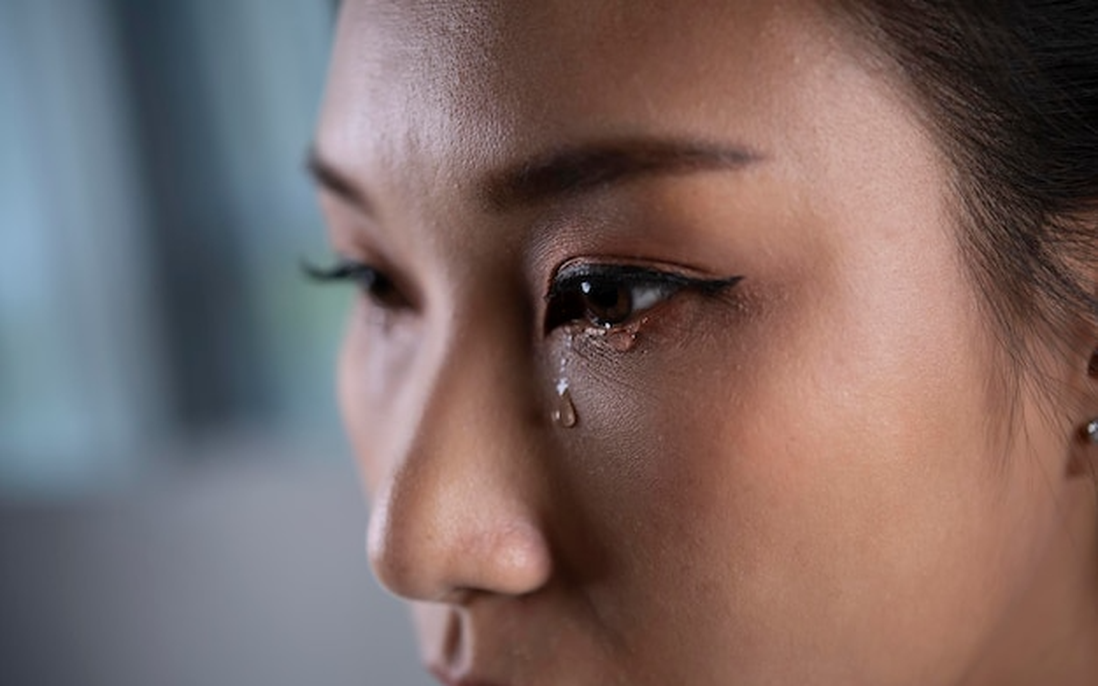 Con trở thành "bờ vai" gánh nước mắt của mẹ