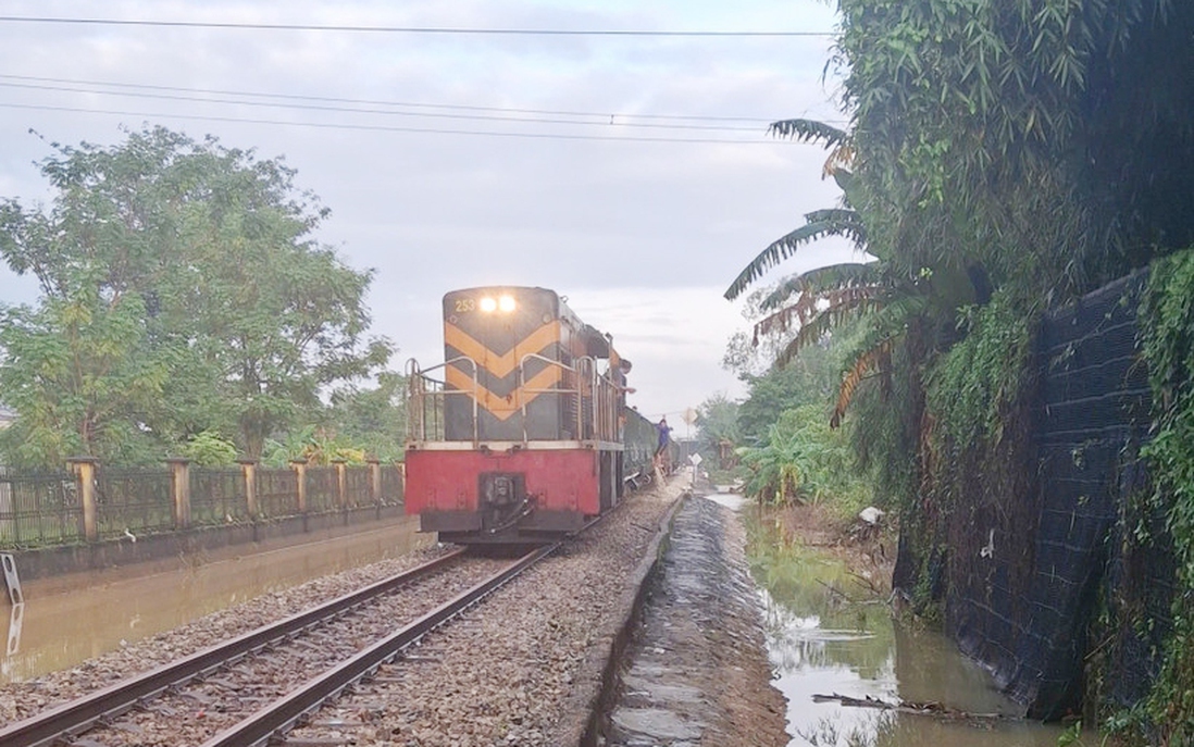 Thông tuyến đường sắt Bắc-Nam qua Huế sau nhiều ngày bị chia cắt bởi mưa lũ
