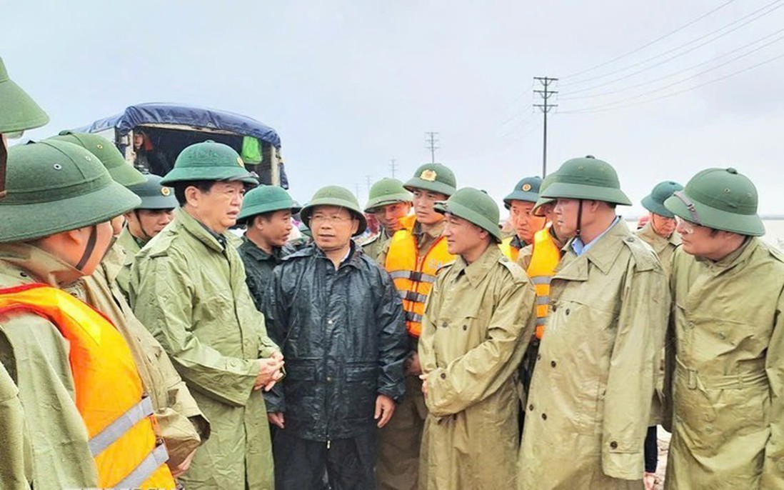 Phó Thủ tướng Mai Văn Chính thăm hỏi đồng bào vùng ngập nặng tại Hà Tĩnh