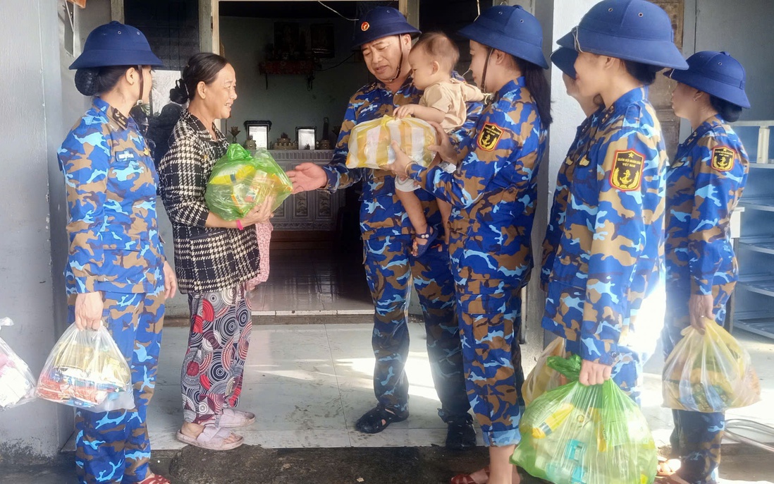 Đà Nẵng: Vùng 3 Hải quân sẻ chia khó khăn với người dân vùng lũ La Châu
