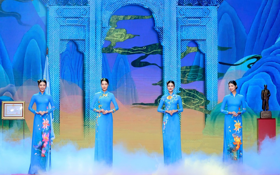 "Áo dài Biểu trưng" tôn vinh vẻ đẹp dịu dàng, kiên cường của phụ nữ Việt Nam