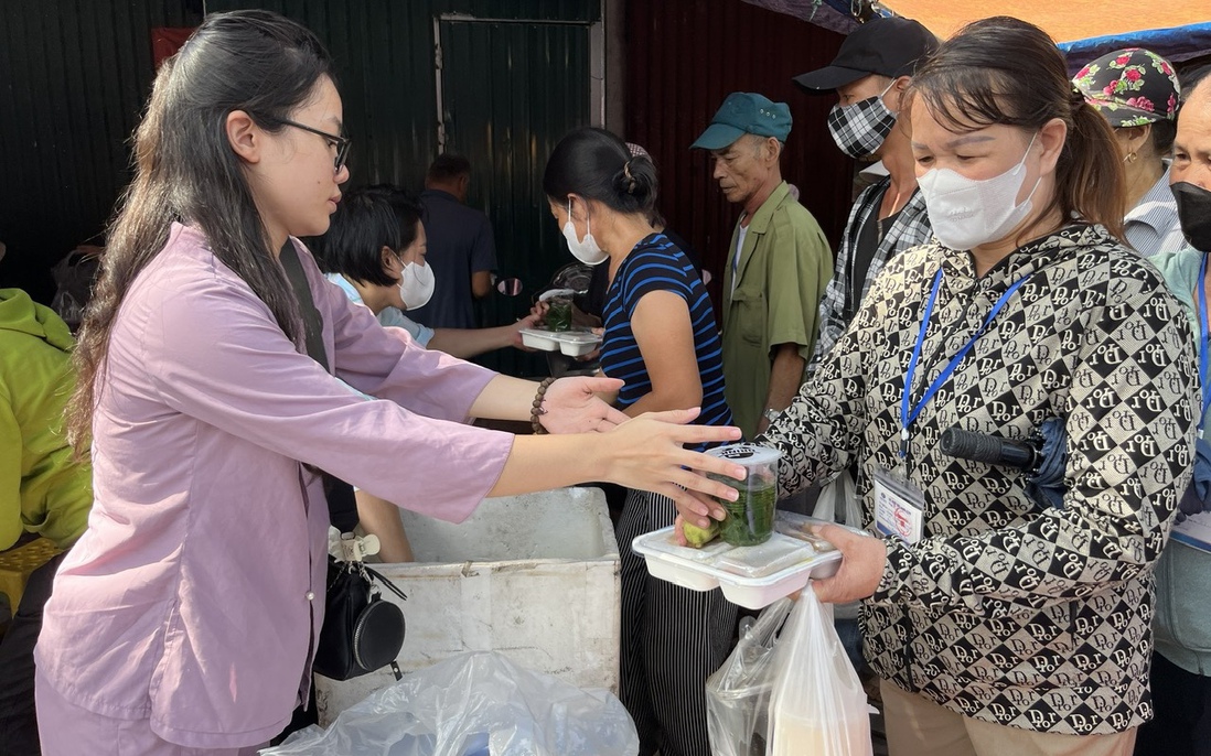 Những suất cơm chan chứa lòng yêu thương từ Bệnh viện K