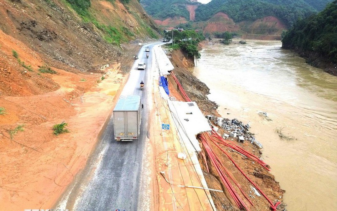 Cảnh báo sạt lở nghiêm trọng trên tuyến Quốc lộ 2 đoạn đầu phường Hà Giang 1