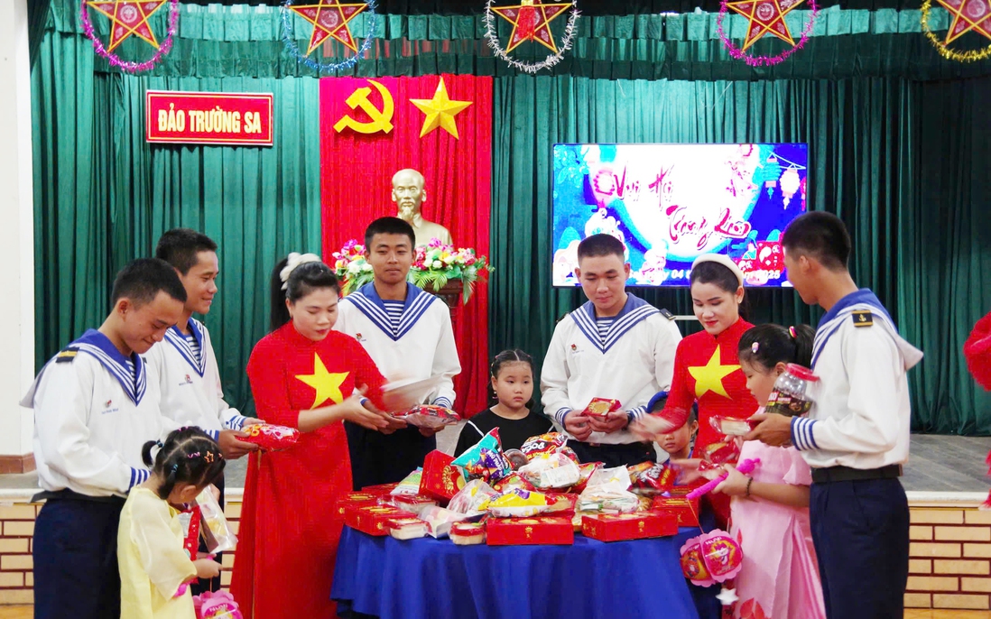 Trung thu rộn ràng, ấm áp ở Trường Sa