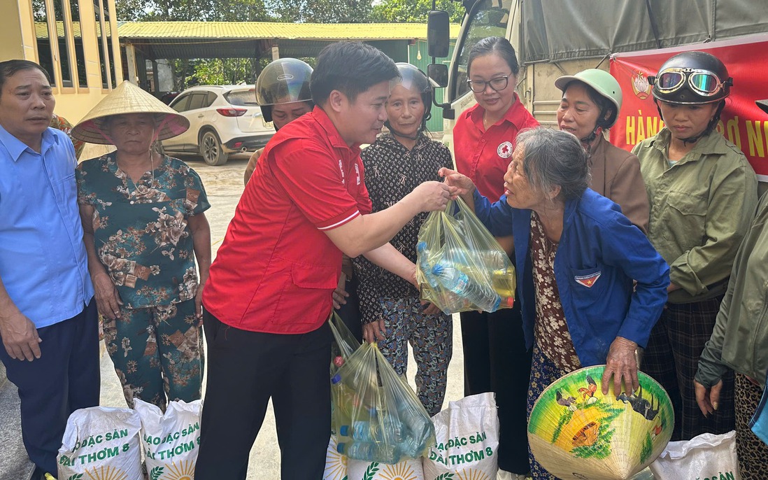 Quảng Ninh hỗ trợ 16 tấn nhu yếu phẩm cho người dân miền Trung bị ảnh hưởng bão số 10 