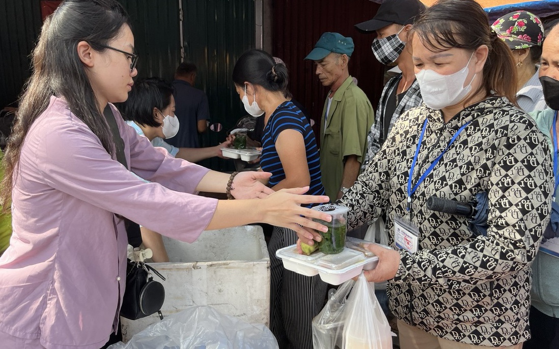 Những suất cơm chan chứa lòng yêu thương từ Bệnh viện K