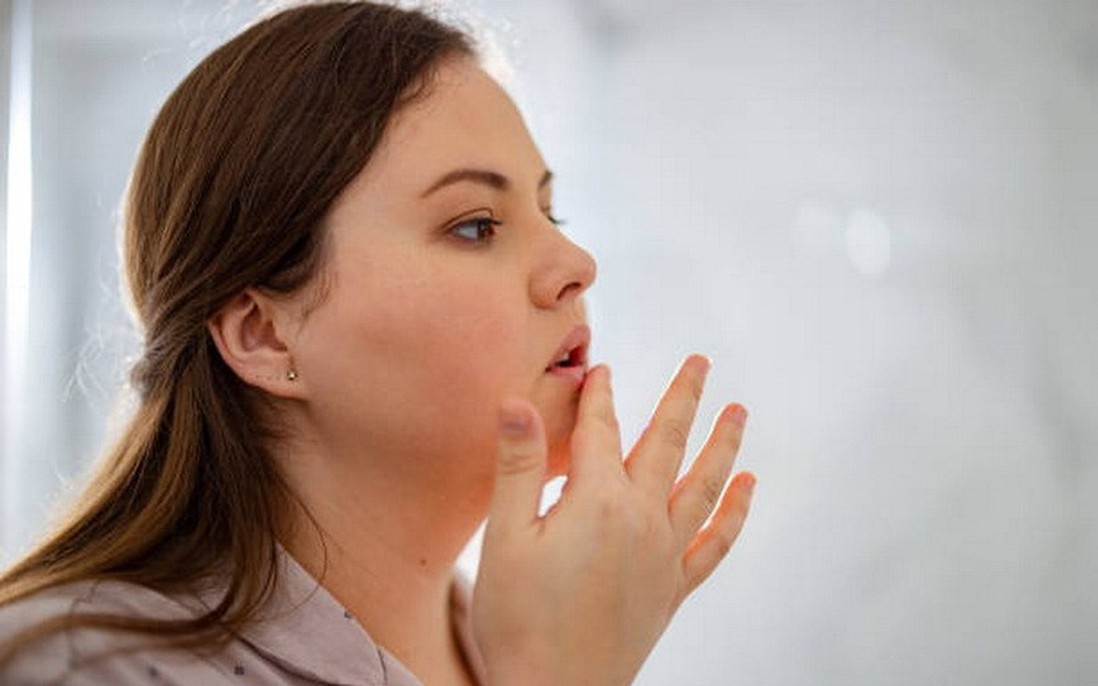 Vì sao môi dễ nứt nẻ vào mùa Thu và nên khắc phục thế nào?