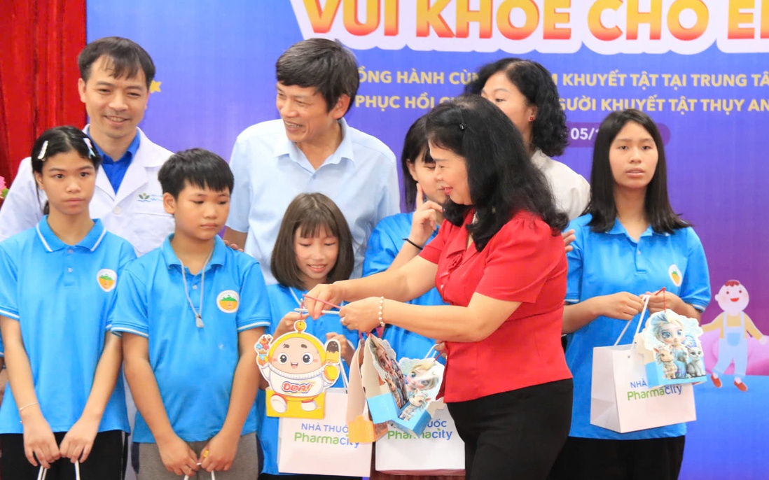 Hội Bảo vệ quyền trẻ em Việt Nam tặng quà Tết Trung thu cho 350 trẻ em và người cao tuổi 