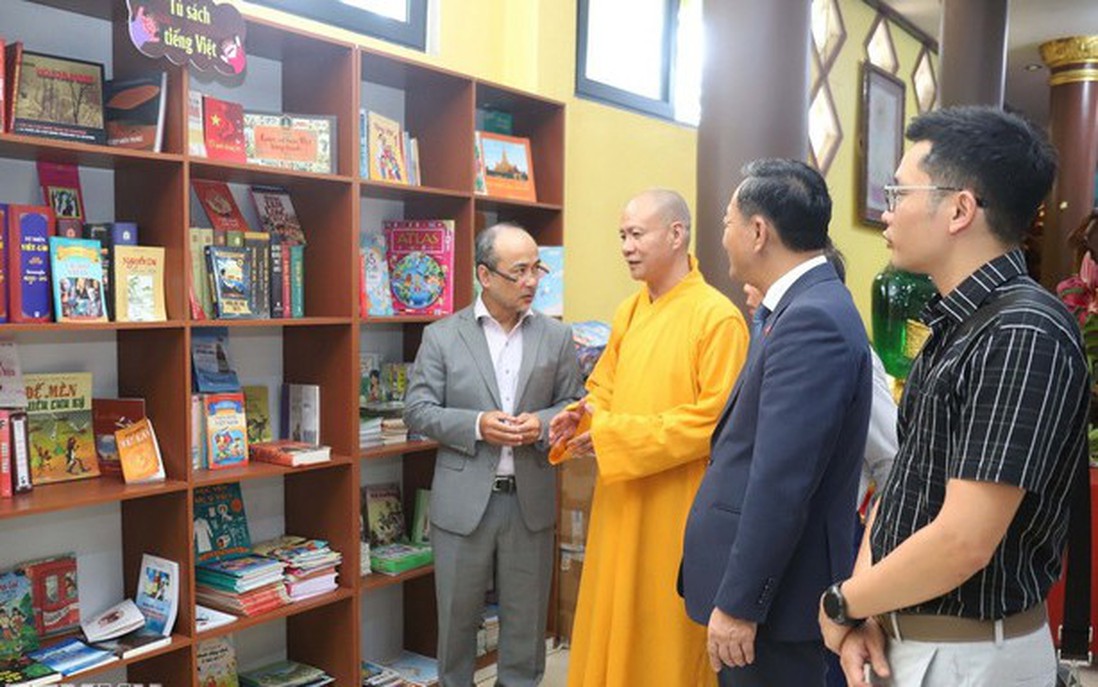 Tủ sách ở Vientiane: Nuôi dưỡng tình yêu văn hóa Việt Nam trên đất Lào