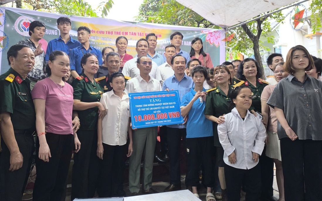 Ấm áp "Đêm hội trăng rằm 2025" dành cho trẻ em khuyết tật