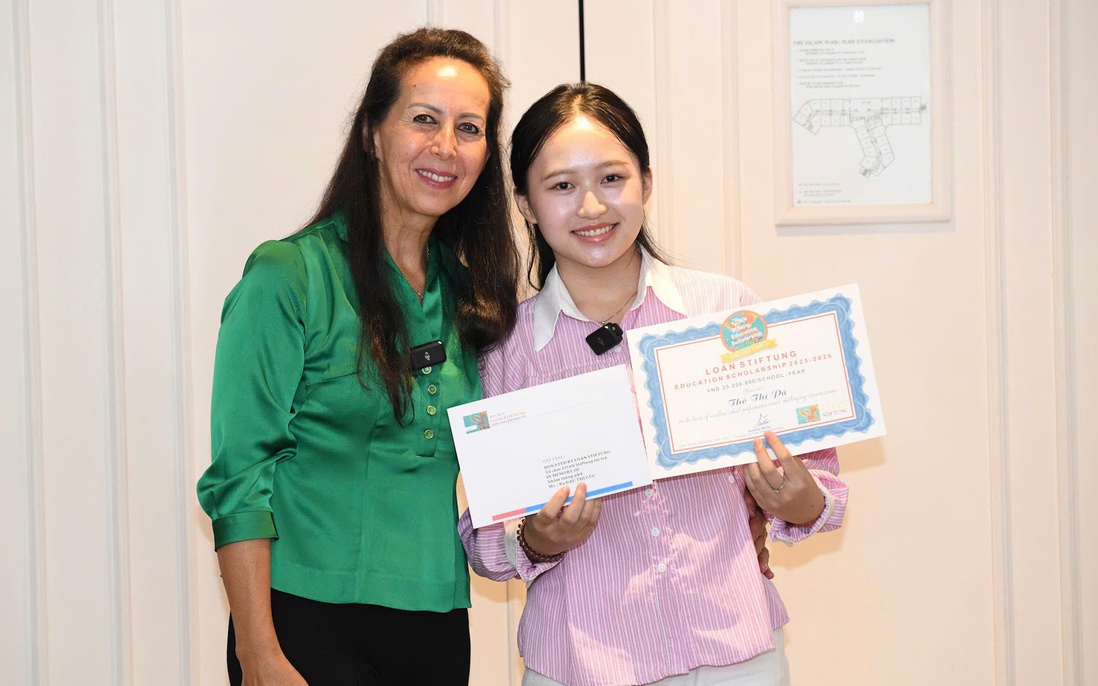 Nhà văn Isabelle Muller trao học bổng cho 18 học sinh, sinh viên khó khăn ở Tuyên Quang