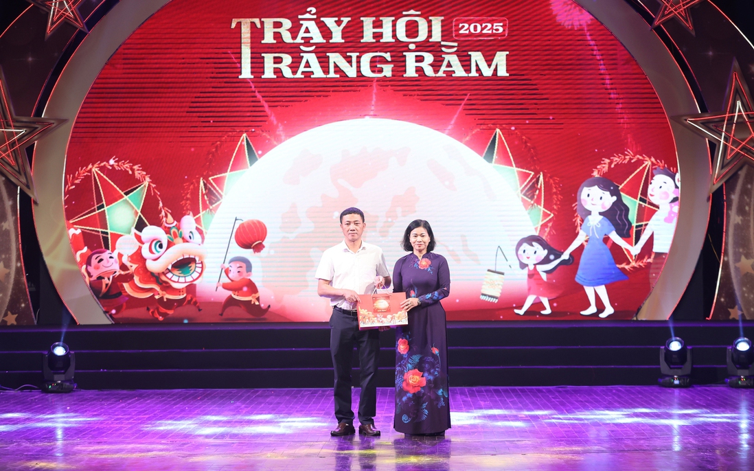 Chủ tịch Hội LHPN Việt Nam Nguyễn Thị Tuyến dự chương trình "Trẩy hội trăng rằm 2025"