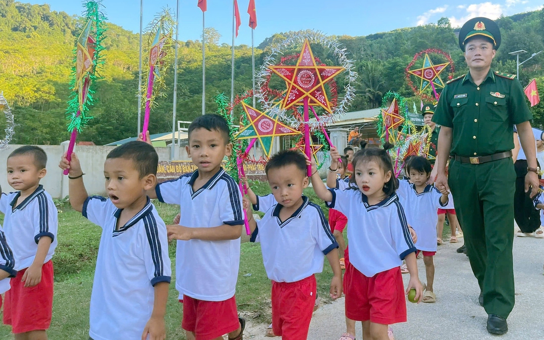 Rộn rã "Biên cương - Đêm hội trăng rằm" nơi mưa lũ vừa đi qua