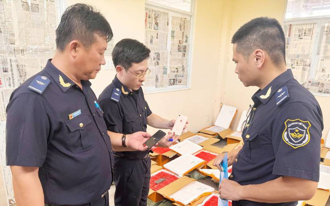 Hải quan thu giữ gần 5.000 điện thoại, 2.550 giày trẻ em vi phạm sở hữu trí tuệ
