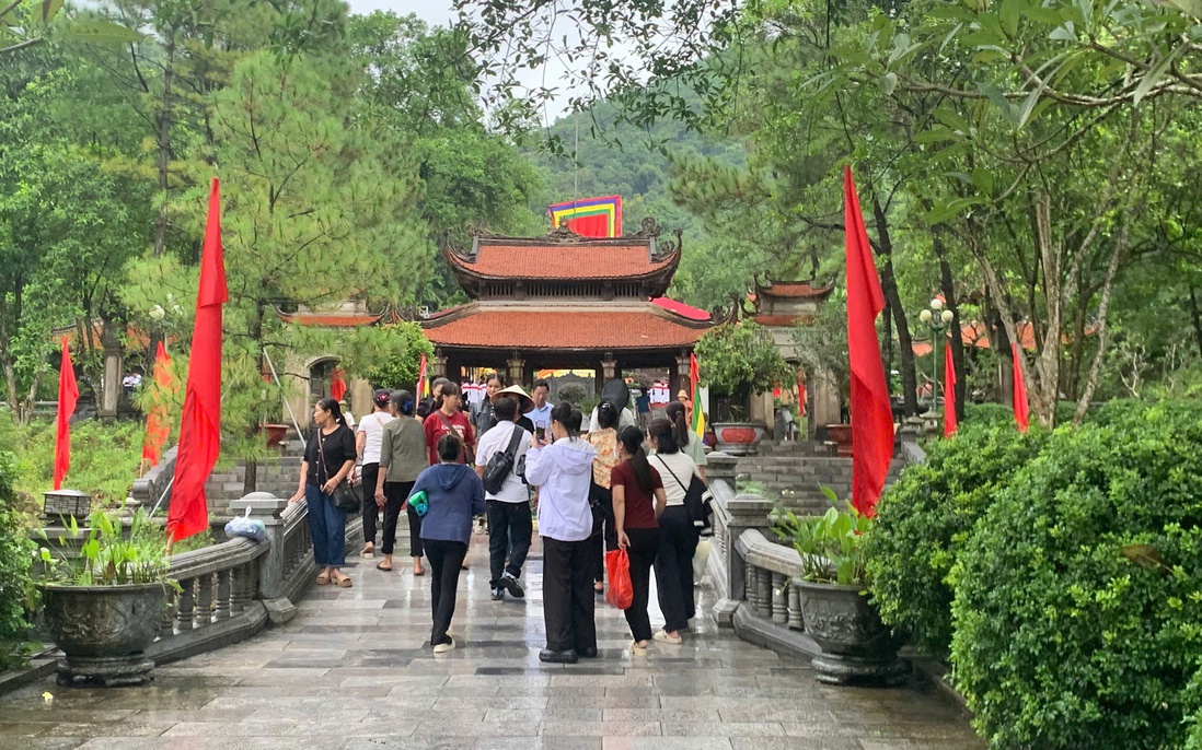 Hàng nghìn người đội mưa dâng hương tưởng niệm ngày mất Danh nhân Nguyễn Trãi