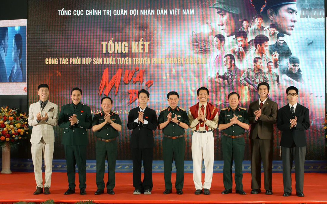 Đoàn phim "Mưa đỏ" nhận Bằng khen của Bộ trưởng Bộ Quốc phòng