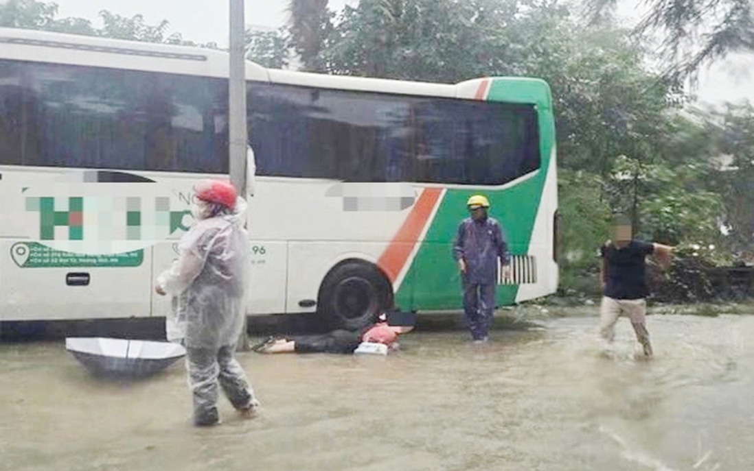 Hà Nội: Rò điện tại nơi ngập nước ở nút giao Tú Mỡ-Phạm Hùng, nhiều người bị ngã