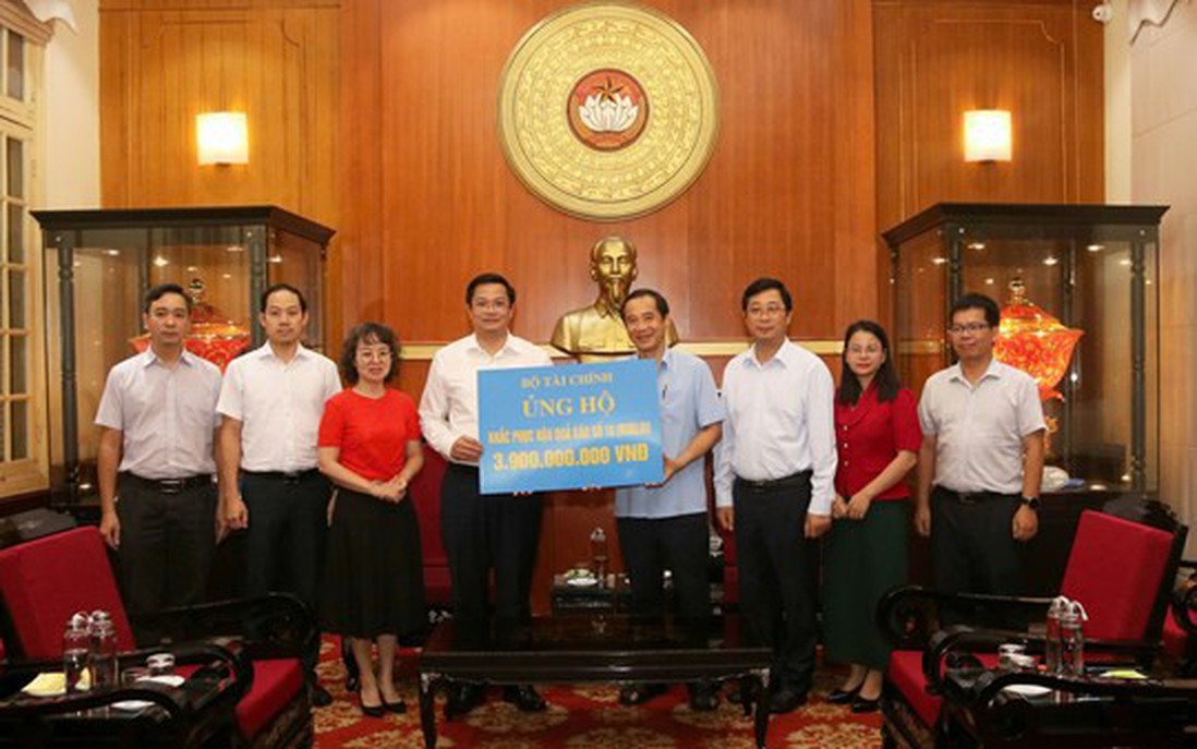 Bộ Tài chính ủng hộ 3,9 tỷ đồng gửi tới đồng bào các tỉnh, thành phố khắc phục hậu quả bão số 10