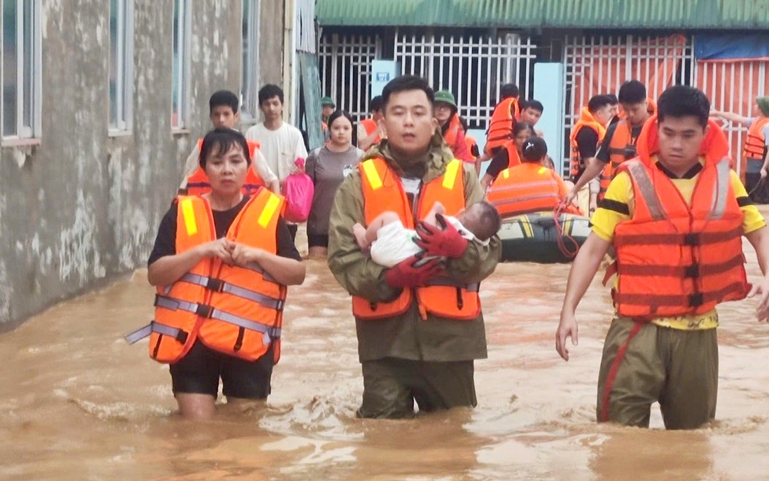 Lực lượng công an căng mình ứng phó mưa lũ: Ưu tiên bảo vệ người già, trẻ em và phụ nữ mang thai