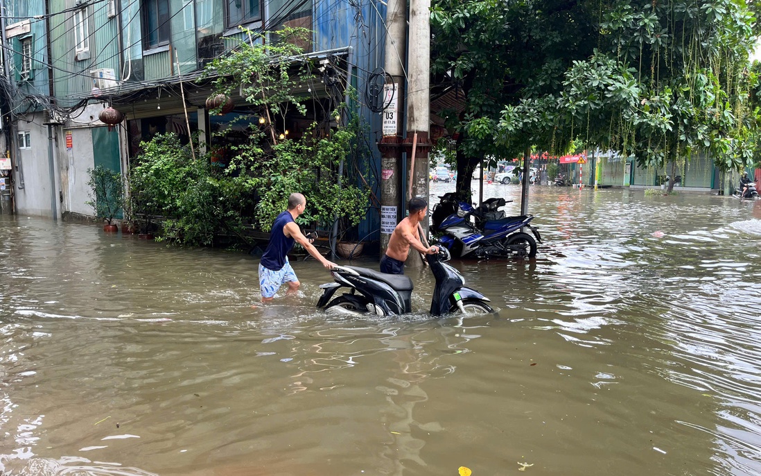 Trưa 8/10, Hà Nội còn nhiều điểm ngập sâu