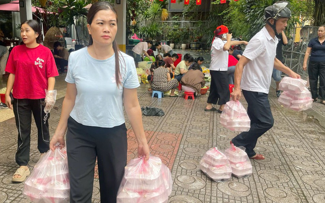 Ấm lòng những suất cơm nghĩa tình giữa vùng lũ Thái Nguyên