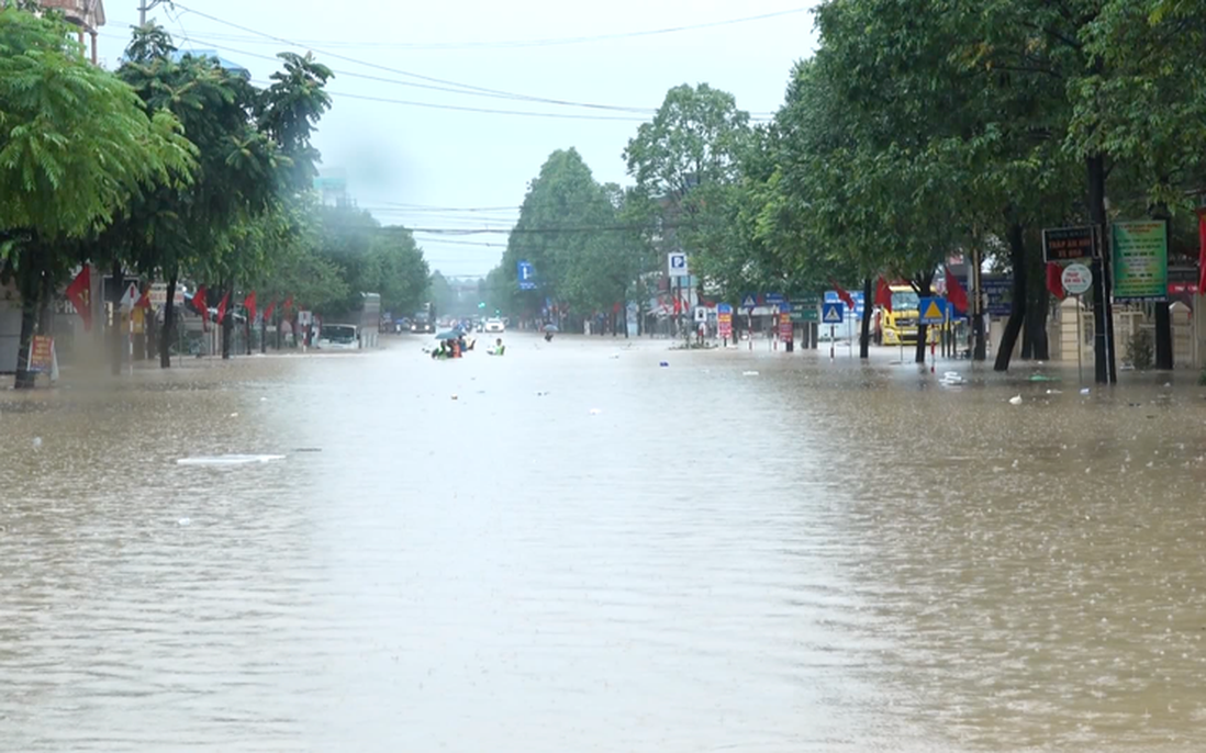 Sinh viên thức trắng đêm chờ cuộc gọi báo bình an từ gia đình