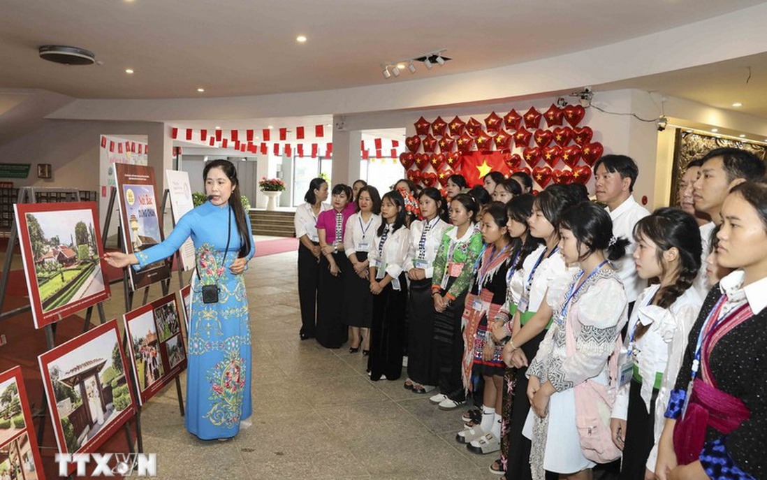 Trưng bày 60 bức ảnh về “Nơi Bác dừng chân - Trường Dục Thanh Phan Thiết”