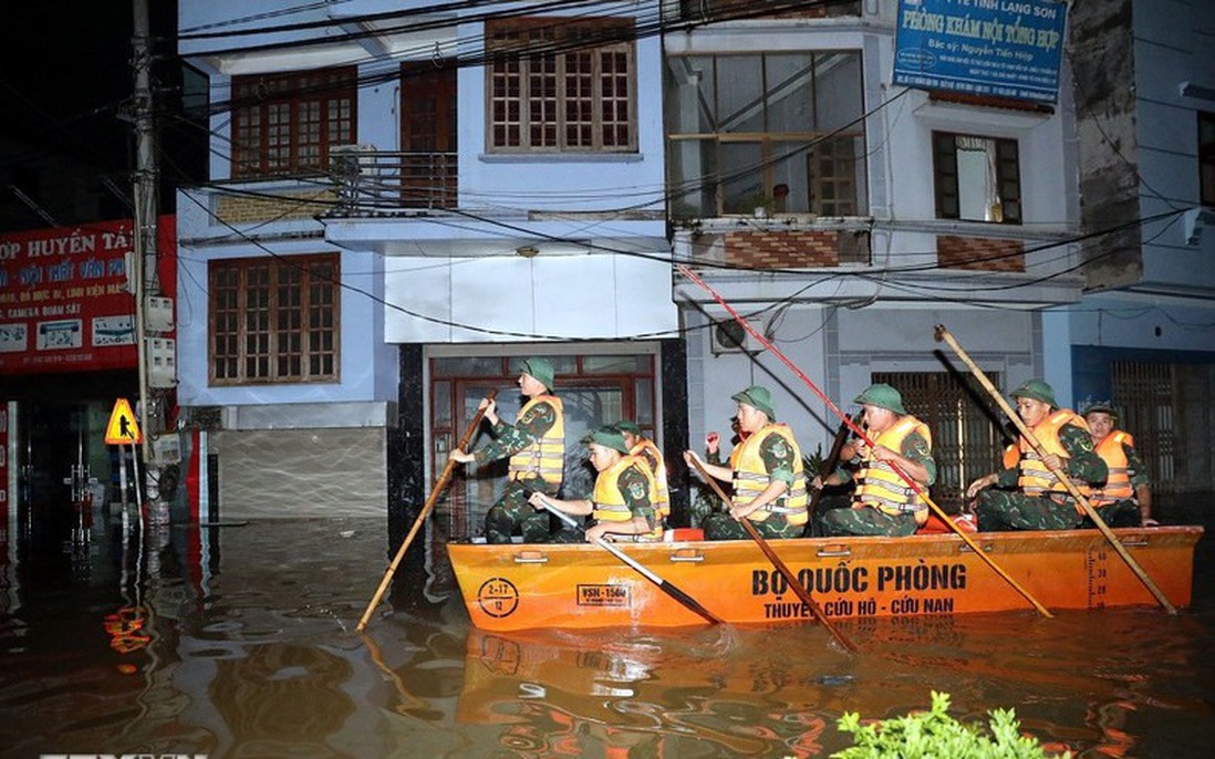 Lạng Sơn: Ứng trực "xuyên đêm" để hỗ trợ người dân vùng ngập sâu