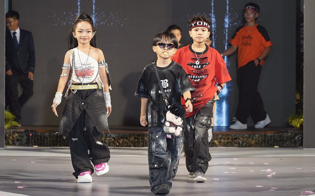 Rapper nhí Xệ Xệ làm vedette, khuấy động sàn diễn thời trang