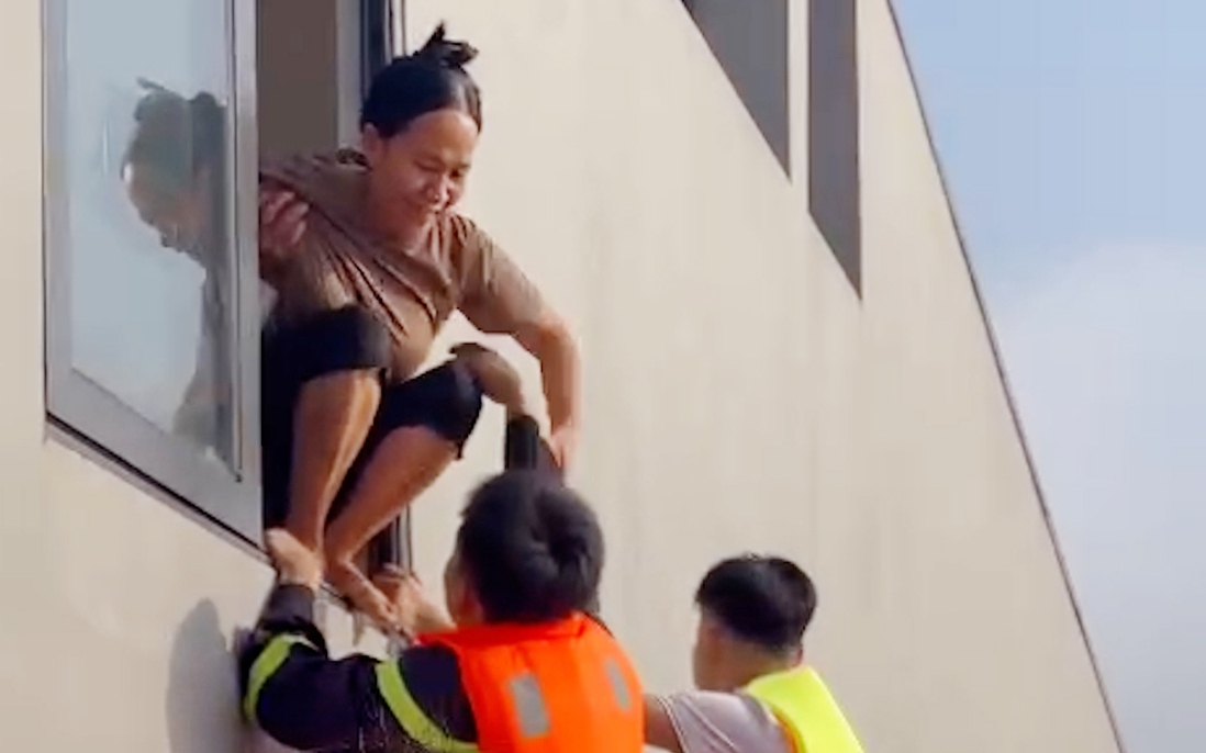 Công an Bắc Ninh chạy đua với lũ, cứu người dân ra khỏi vùng ngập sâu