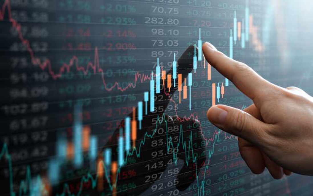 VN-Index vượt đỉnh 1.700 điểm: "Cặp đôi" VHM - VRE dẫn sóng