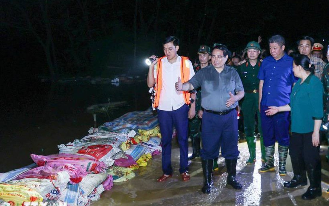 Thủ tướng kiểm tra, chỉ đạo ứng phó mưa lũ tại vùng ven sông Hà Nội trong đêm