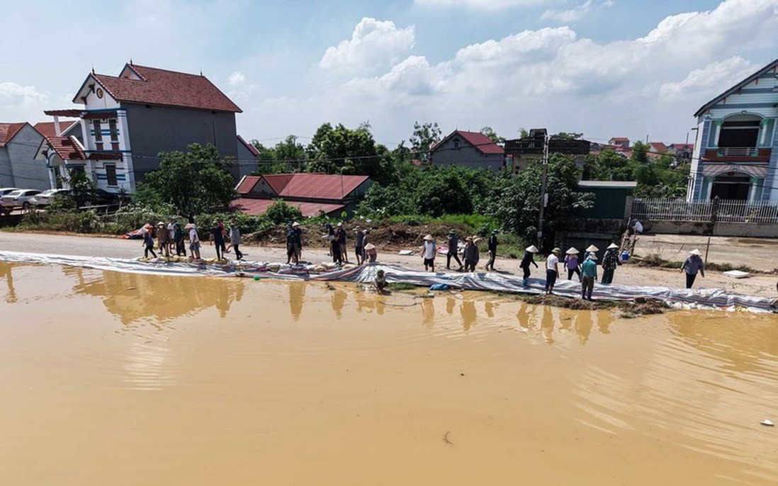 Hà Nội khẩn trương khắc phục sự cố nước tràn mặt đê hữu Cầu ở xã Đa Phúc