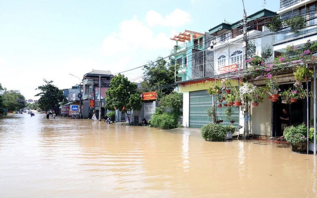 Lạng Sơn: Lật xuồng cứu hộ tại xã Hữu Lũng, 7 cán bộ được cứu an toàn