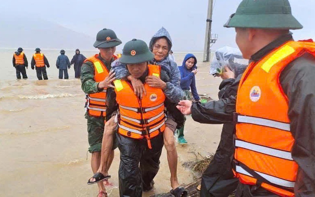 Công an Hà Tĩnh nỗ lực bảo vệ an toàn cho nhân dân trong mưa lũ