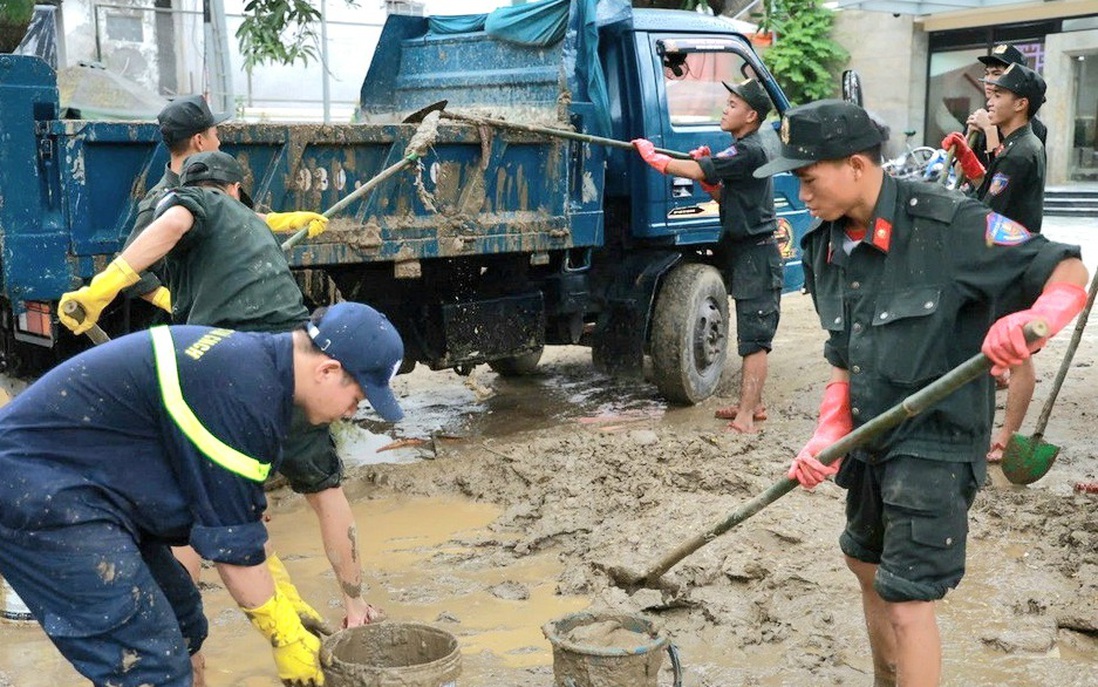 Huế huy động 8.250 người khắc phục hậu quả mưa lũ đặc biệt lớn