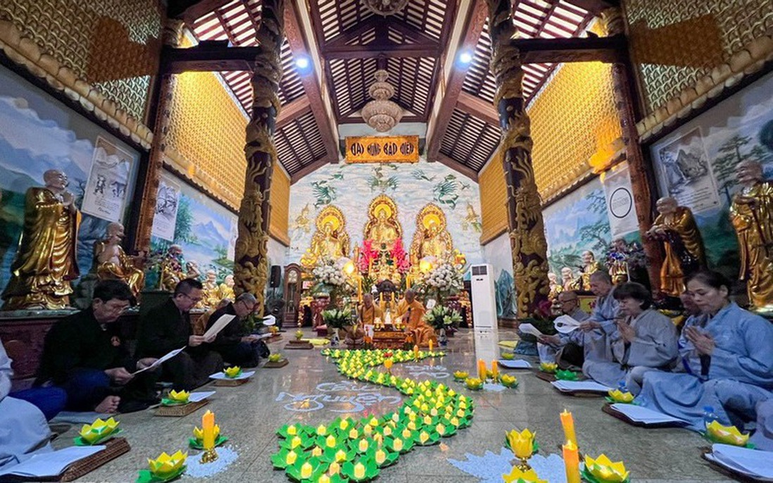 Người Việt tại Lào cầu nguyện cho đồng bào vùng bão lũ ở quê hương
