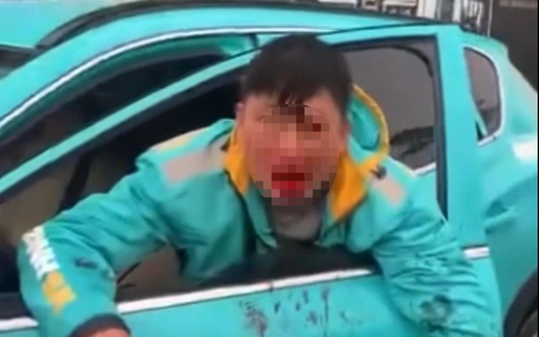 Tài xế xe ôm công nghệ bị đồng nghiệp đánh chảy máu mồm ở Hà Nội