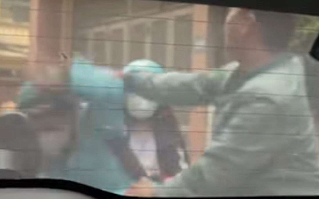 Tài xế xe ôm công nghệ bị tấn công tới tấp ngay trên đường