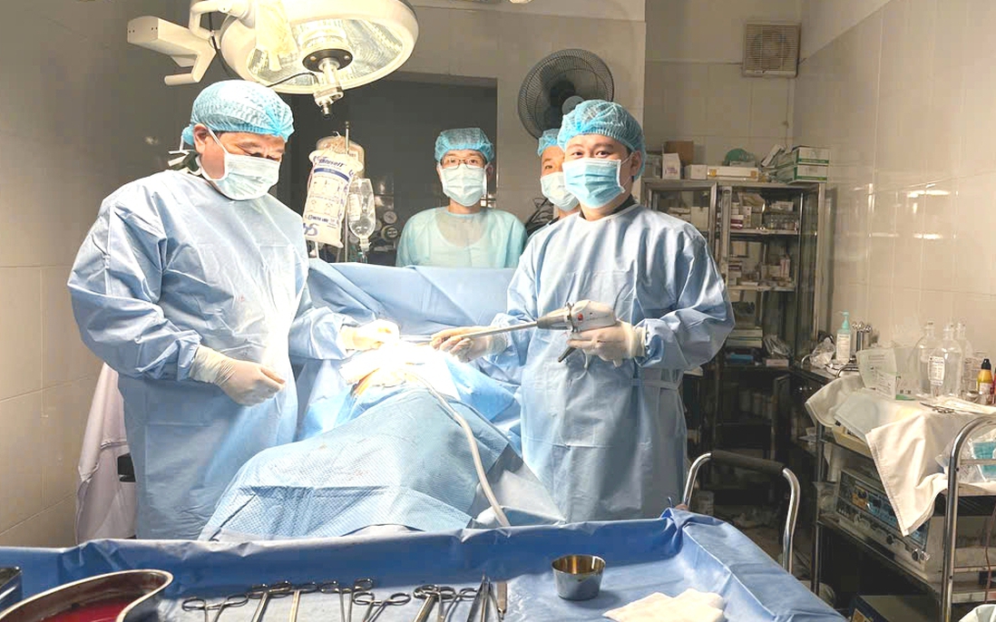 Lần đầu tiên phẫu thuật mở ngực tại Trường Sa 